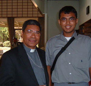 Bishop Carlos Belo (left)