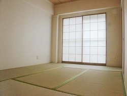 Six-mat room with tatami flooring and 