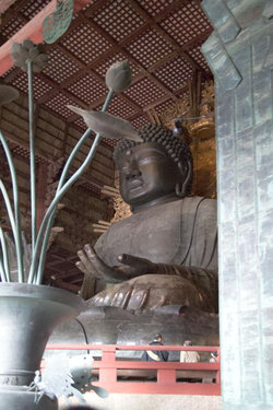 Daibutsu at Tōdaiji. Figures in lower right show scale.