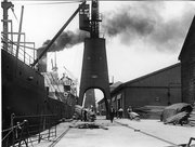 Unloading timber at Greenland Dock, 1927
