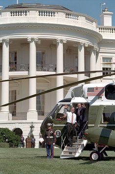 Presidents George W. Bush and Vicente Fox board Marine One.