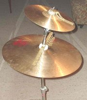 Chain sizzlers mounted on cymbals