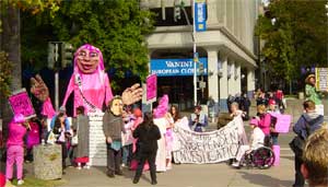 Image:Arnold Schwarzenegger sexual harassment protestors300.jpg