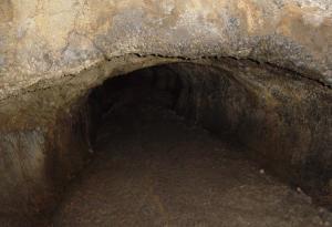 image:Cave narrowing in Valentine Cave in Lava Beds NM-300px.JPG