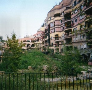 Image:Hundertwasser-darmstadt 300px.jpg