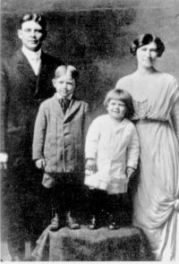 Ronald and his older brother Neil, with parents Jack and Nelle Reagan. (c. 1916-17)