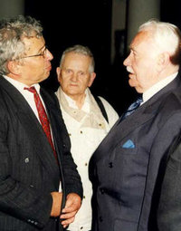 Ryszard Kaczorowski, last President of the Polish government in exile (right), returns to Poland following the fall of communism