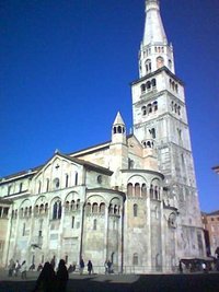 East end of the Romanesque Duomo with the Ghirlandina Tower