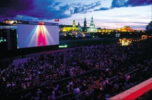Summer open-air cinema by the Elbe; in the background, Brühl’s Terrace, the Hofkirche and the Opera.