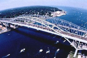 The newer Blue Water Bridge is in the foreground, the older bridge is behind.