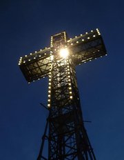 Cross on top of Mount Royal, at night