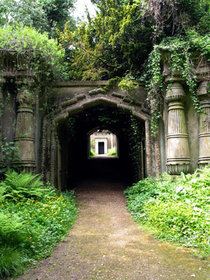 Entrance to the Egyptian Avenue, West Cemetery