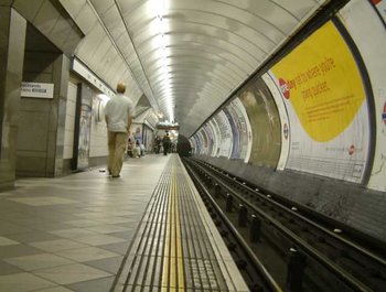 A typical Northern Line platform, at Bank underground station