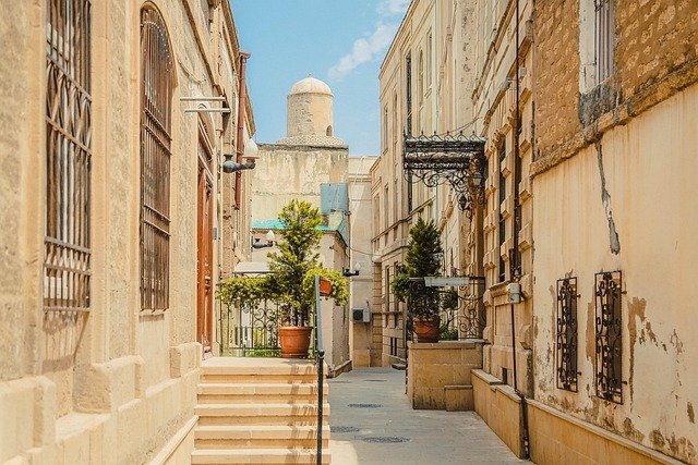 Azerbaijan for Students: Geography, Culture, and History at the Crossroads of Europe and Asia
