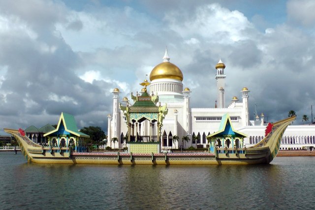 Brunei for Students: Geography, Culture, and Daily Life in a Tiny but Powerful Southeast Asian Nation