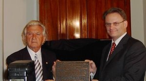 Mark Latham with former Prime Minister , unveiling a plaque to commemorate the centenary of the first Australian federal Labor government, Melbourne, April 2004
